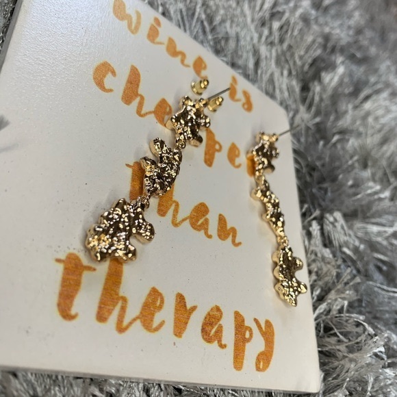 Metal gold texture earrings - Picture 9 of 12